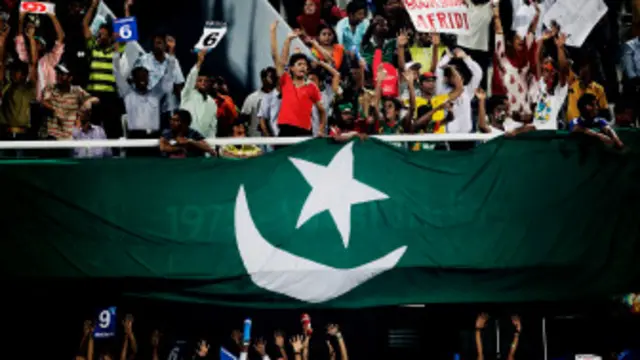 بہت سے بنگلہ دیشی شہری پاکستان کے پرچم لے کر سٹیڈیم میں آتے ہیں