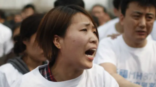 لاپتہ جہاز کے 153 چینی مسافروں کے رشتہ دار اتوار کو کوالالمپور پہنچے ہیں وہ ملائیشیا کے حکام کی جانب سے غیر یقینی اطلاعات ملنے پر برہم ہیں