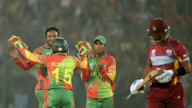 شکیب الحسن نے لنڈل سمنز کو صفر پر آؤٹ کر دیا۔