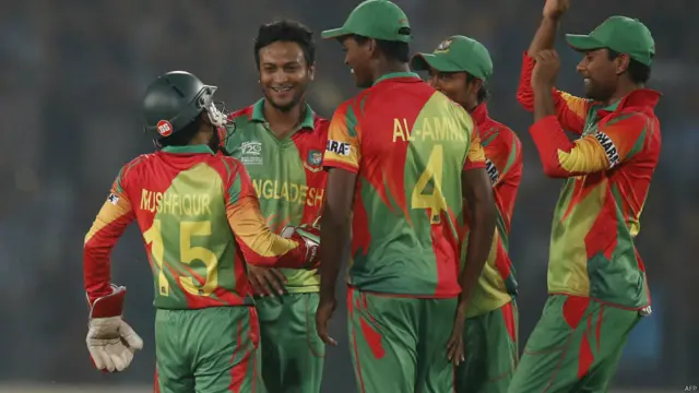 ویسٹ کے اوپنروں کے آؤٹ ہونے کے بعد ویسٹ انڈیز کی وکٹیں تیزی سے گرنے لگیں۔