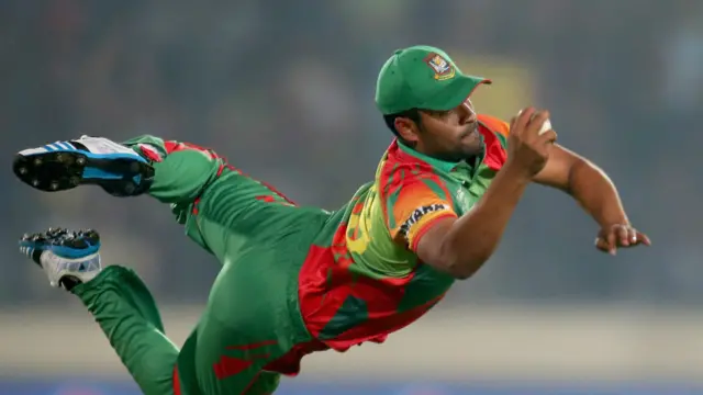 تمیم اقبال نے ایک انتہائی عمدہ کیچ لے کر کرس گیل کو آؤٹ کر دیا۔ 