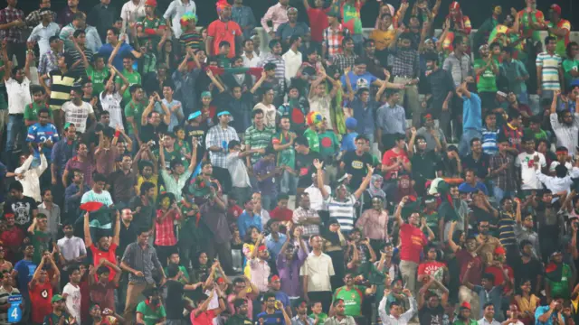 بنگلہ دیش کا میچ دیکھنے کے لیے تمائشائیوں کی ایک بڑی تعداد نے میدان کا رخ کیا لیکن انھیں ایک بار پھر مایوسی کا سامنا کرنا پڑا۔