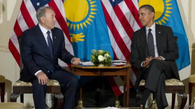 Nursultan Nazarbayev (izq.) y Barack Obama