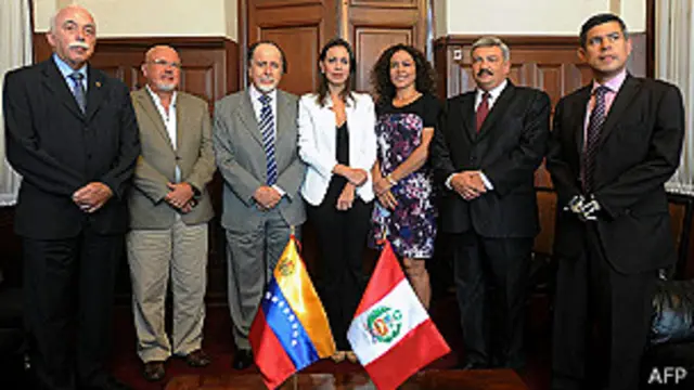 Machado y congresistas peruanos