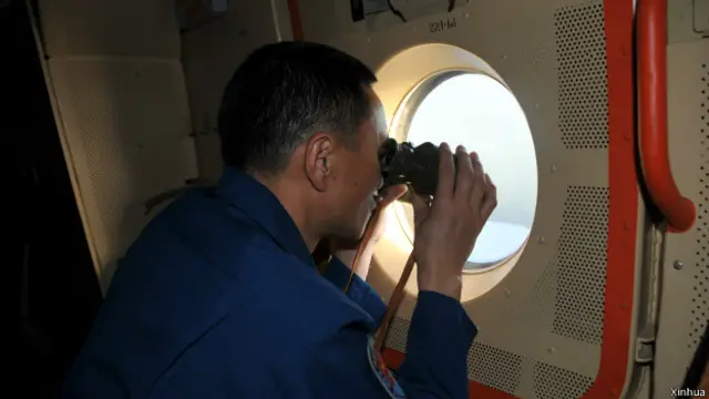 中国空军机组人员在任务海域目视搜索马航失联客机（24/03/2014）