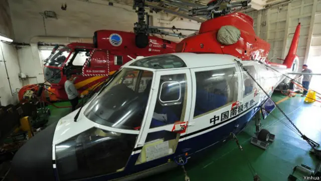 機組人員在「雪龍」號機庫裏檢查保養直升機，做好直升機搜尋凖備（24/03/2014）