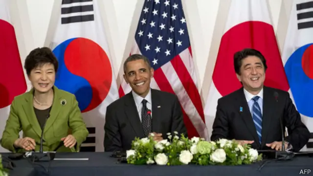 奥巴马上个月在海牙国际核峰会上成功地让日本首相安倍与韩国总统朴谨惠首次举行会晤。