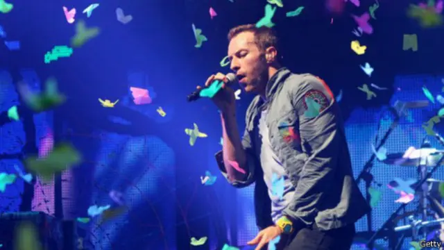 تشير تقارير إلى أن بالترو التقت بمارتن في حفلة لفريق كولد بلاي