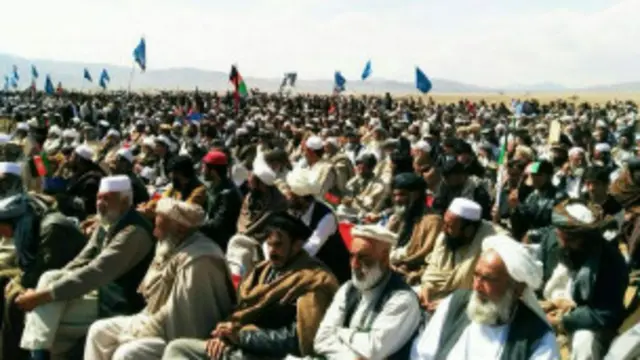 د ټاکنيزو منډو ترړو په لړ کې د ولسمشرۍ نوماندان له خپلو پلويانو غواړي چې رايې دوی ته ورکړي