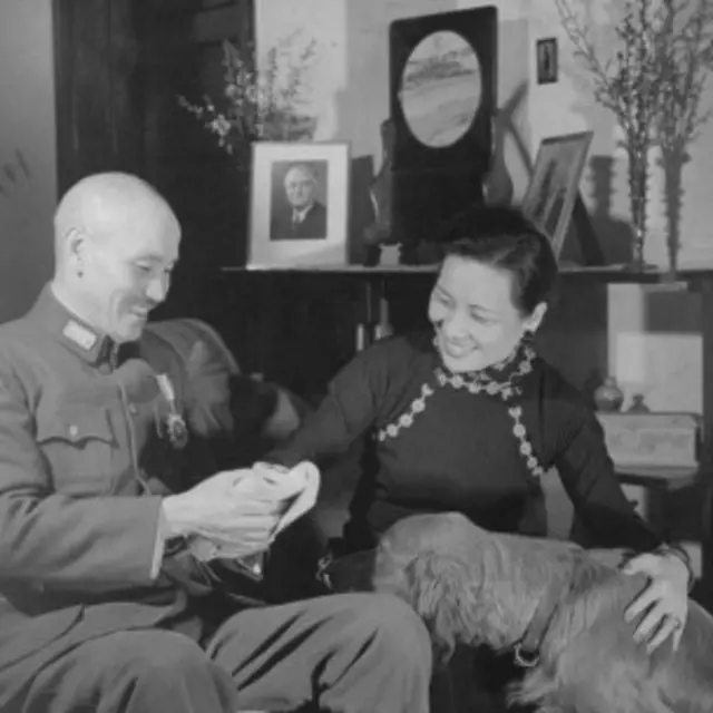 李敖說台灣前總統蔣介石的夫人宋美齡曾請求美國政府官員用原子彈轟炸大陸