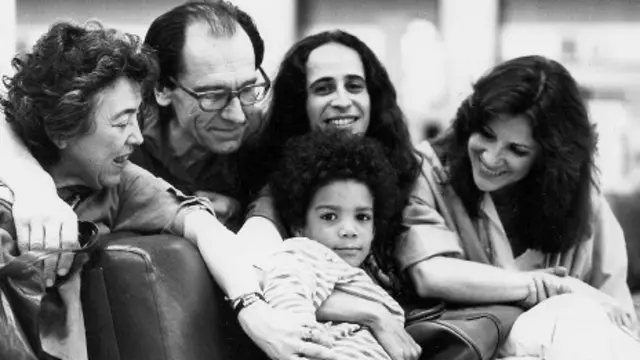 Violeta Arraes com marido e amigos