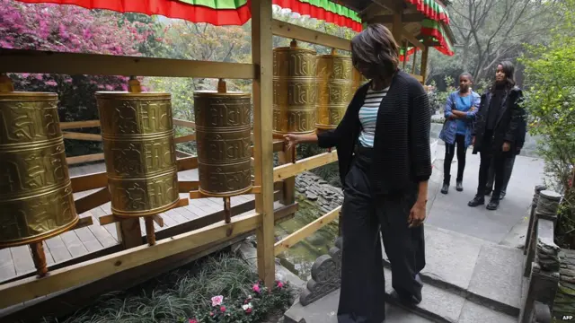 米歇尔（前）转动转经轮（26/3/2014）