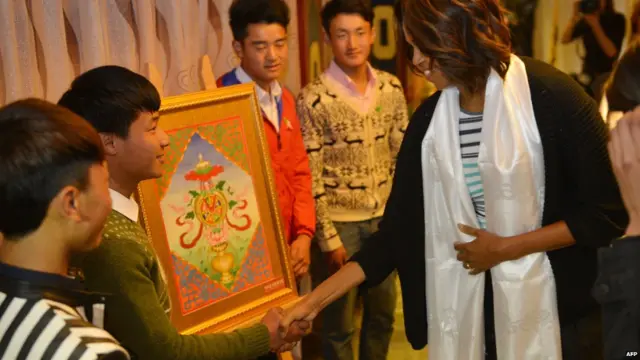 米歇尔（右）与藏族学生握手（26/3/2014）