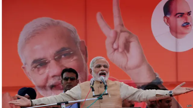 نریندر مودی کے جلسے میں بڑی تعداد میں لوگوں نے شرکت کی