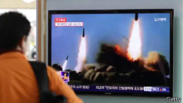 မြောက်ကိုရီးယား ဒုံးကျည်ပစ်တဲ့ သတင်းကို တောင်ကိုရီးယား ရုပ်သံက ဖမ်းယူပြသစဉ်။