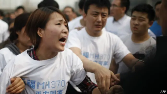 Keluarga penumpang menggelar protes