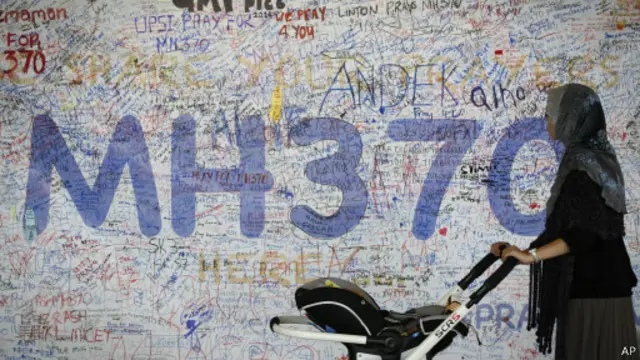 Стена памяти в аэропорту Куала-Лумпура, посвященная пассажирам "Боинга"