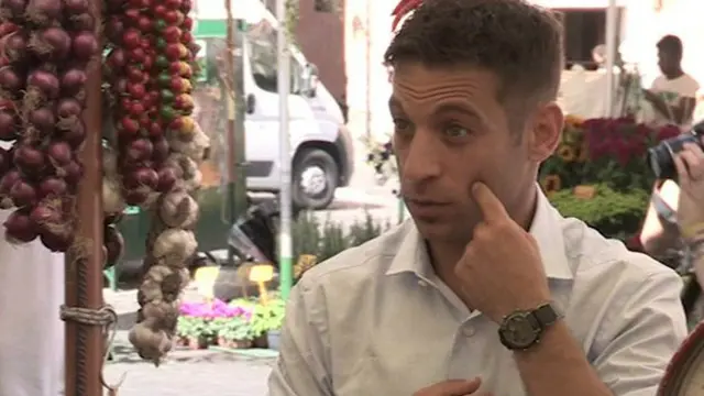 آنکھ کے نیچے انگلی کا مطلب ہے ’میں آپ سے اتفاق کرتا ہوں‘