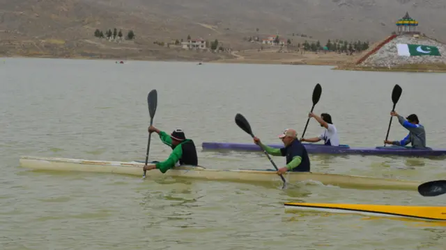 کوئٹہ کی ہنا جھیل میں کشتی رانی کے مقابلے منعقد ہوئے۔