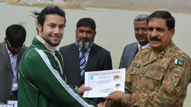 لیفٹینٹ جنرل ناصر خان جنجوعہ کشتی رانی کے مقابلے میں جیتنے والوں کو انعام دے رہے ہیں۔