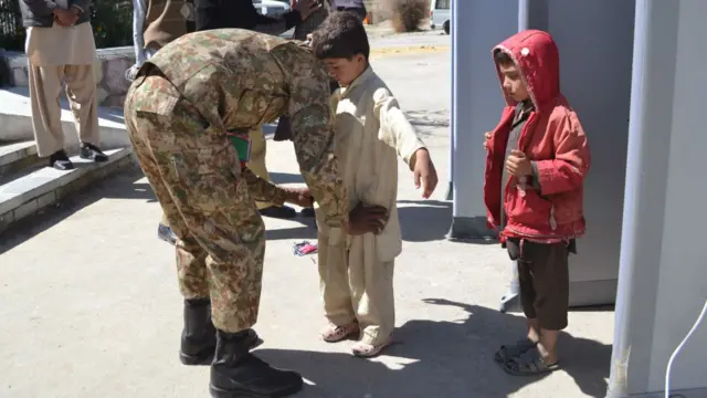 ماضی میں بچوں کو دہشتگردی کے لیے استعمال کیے جانے کے واقعات کی وجہ سے سکیورٹی اہل کار اب کوئی خطرہ مول لینے کے لیے تیار نہیں۔ 