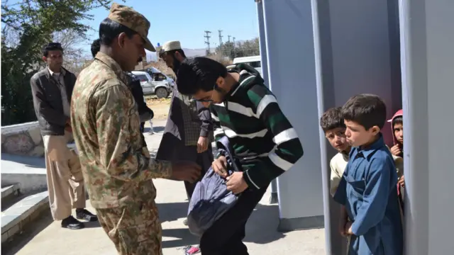 سکیورٹی اہل کار فیسٹیول میں آنے والے نوجوانوں کے بیگ کا معائنہ کر رہا ہے۔