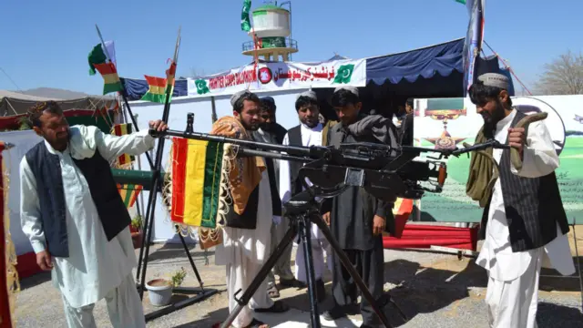 بلوچستان فیسٹیول میں آنے والے اسلحہ کی نمائش دیکھ رہے ہیں۔