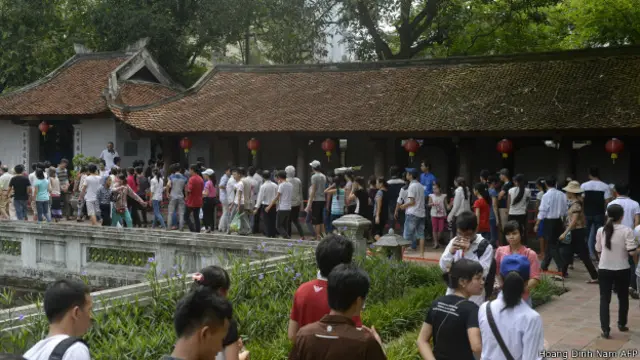 Sinh viên tới Văn Miếu để cầu may trước khi thi
