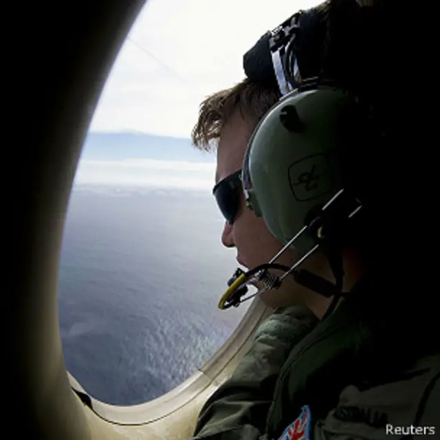 Miembro de la Fuerza Aérea de Australia busca restos del avión 