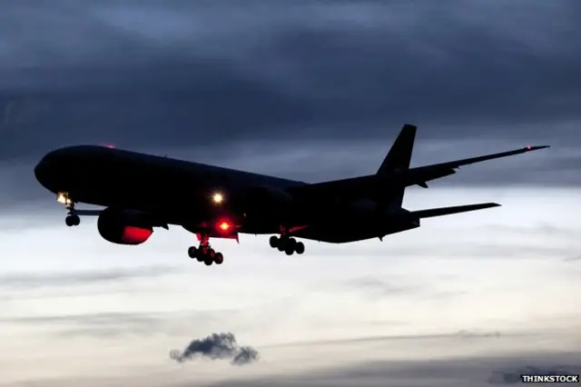 波音777能够在40,000英尺的高度以上飞行。