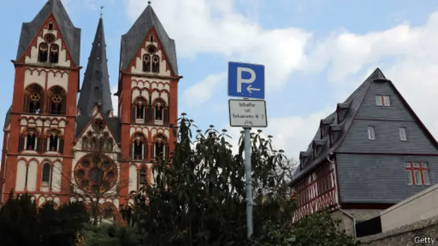 Лимбургская епархия оказалась в центре скандала о растратах епископа Франца-Петера Тебарц-ван Эльста