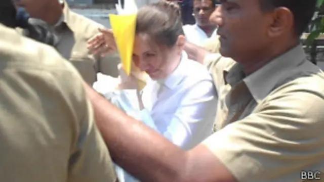 රුසියානු ජාතික වික්ටෝරියා කාචේවා උසාවියට පැමිණෙමින් 