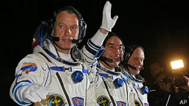 El estadounidense Steven Swanson y los rusos Alexander Skvortsov y Oleg Artemyev viajaron esta semana a la ISS.