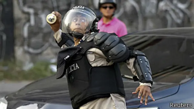 Guardia lanza lacrimogena