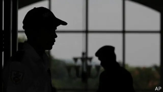 Funcionarios en Malasia