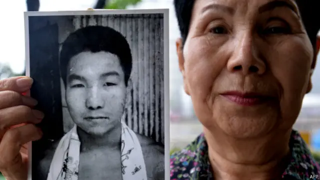 اپنے بھائی ہاکامادا کی تصویر دکھاتی ہوئی ان کی 81 سالہ بہن