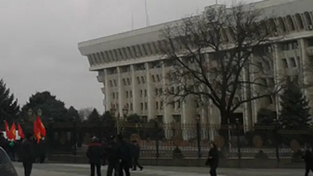 Саясатчылар жигердүү өкмөт издеп жаткандай сезилет. Бирок коомчулуктун бир бөлүгүнө бул процесс жөн гана бийлик бөлүштүрүүдөй көрүнүүдө.
