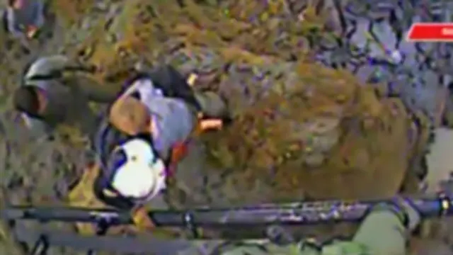 menino sendo resgatado | Reuters