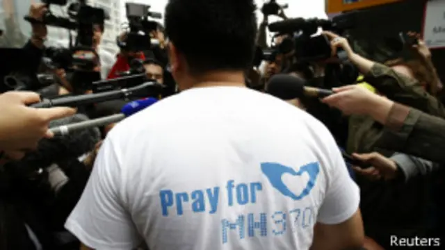 أحد أقارب الركاب الصينيين يتحدث للصحافة