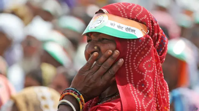 कांग्रेस पार्टी की रैली में शामिल महिला