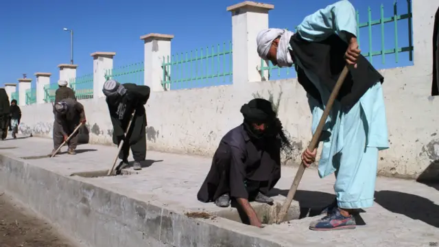 فصل نهال شانی و کارمندان شهرداری لشکرگاه در حال نهال شاندن در خیابان‌های عمومی شهر. 