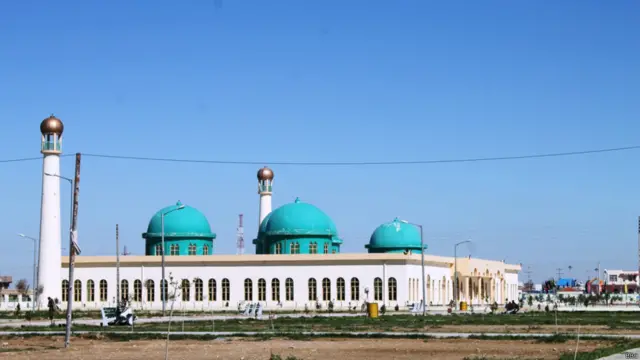 مسجد عیدگاه این ولایت در مرکز شهر لشکرگاه موقعیت دارد. 