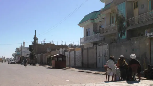 مردم در گوشه و کنار شهر درباره نامزدهای انتخابات با هم تبادل نظر می‌کنند.