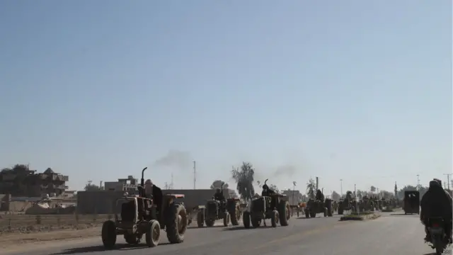 هلمند همچنین بیشترین مواد مخدر دنیا را تولید می‌کند و کشتزارهای زیادی کوکنار در این ولایت وجود دارد. این تراکتورها برای تخریب مزارع کوکنار به جانب این مزارع در حرکت هستند. 