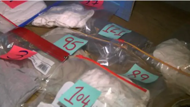 Pretendentes colocam as camisetas em sacos plásticos numerados