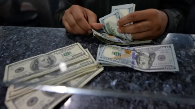 پاکستان کے مجموعی قرضوں ساٹھ ارب ڈالر کے قریب ہیں