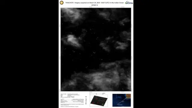 हिंद महासागर के दक्षिणी हिस्से में तैरते हुए कुछ टुकड़ों की उपग्रह से 24 मार्च को ली गई तस्वीर. ये फोटो थाईलैंड की जियो-इन्फॉर्मेटिक्स एंड स्पेस टेक्नॉलॉजी डेवेलपमेंट एजेंसी ने 27 मार्च 2014 को जारी की है.