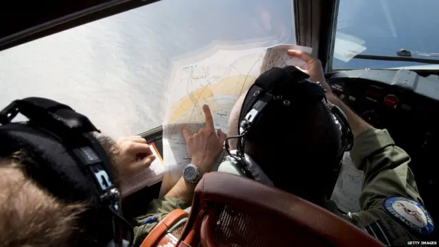 फ्लाइट लेफ्टीनेंट जेसन निकोल्स नक्शे की ओर देखते हुए.