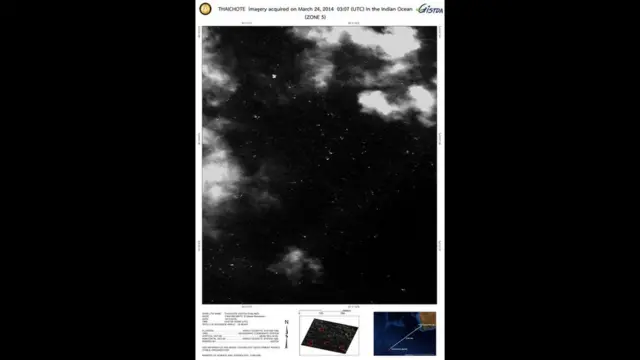 हिंद महासागर के दक्षिणी हिस्से में तैरते हुए कुछ टुकड़ों की उपग्रह से 24 मार्च को ली गई तस्वीर. ये फोटो थाईलैंड की जियो-इन्फॉर्मेटिक्स एंड स्पेस टेक्नॉलॉजी डेवेलपमेंट एजेंसी ने 27 मार्च 2014 को जारी की है.
