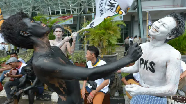 Partai Keadilan Sejahtera (PKS) antara lain menampilkan dua orang dengan tubuh dicat hitam dan putih saat berkampanye di Stadion Gelora Bung Karno, Jakarta.